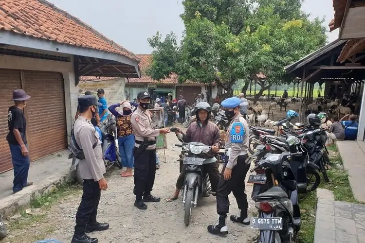 Edukasi Prokes 5M, Polisi Bagi-bagi Masker untuk Warga Kabupaten Majalengka