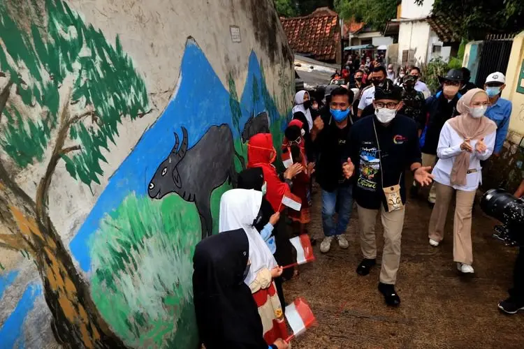 Lantunan Shalawat Sambut Kedatangan Menparekraf Sandiaga Uno di Desa Wisata Saung Ciburial Garut
