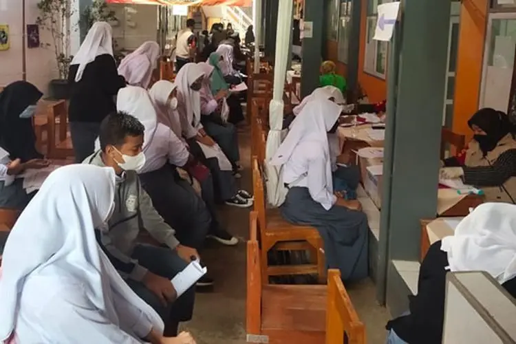 Ratusan Siswa dan Pengajar SMA PGRI Rancaekek Ikuti Gerai Vaksin Presisi Polri