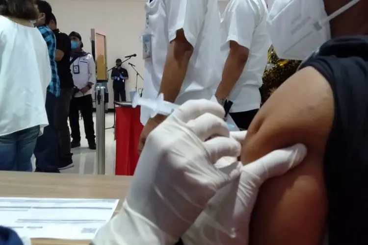 Alhamdulillah, Vaksinasi Covid-19 lansia di Karawang Mencapai Target