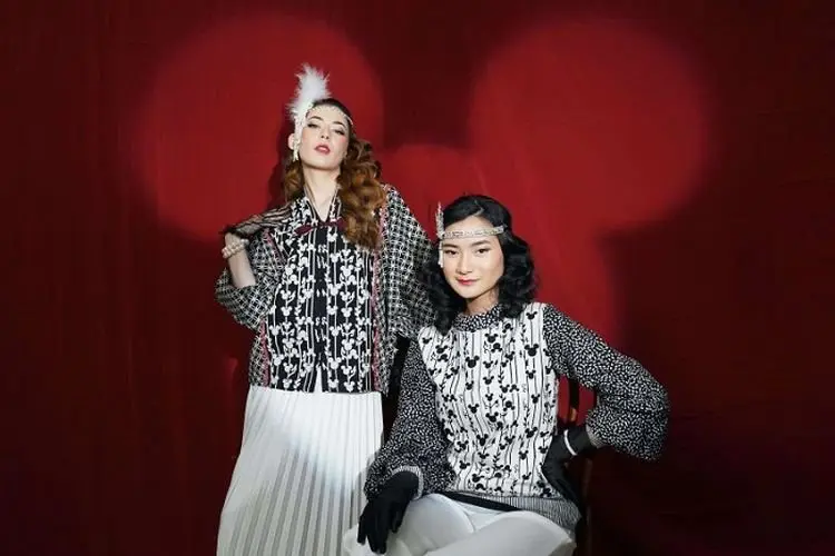 Unik Banget Nih! Karakter Mickey Mouse Menyatu dengan Batik Garut...