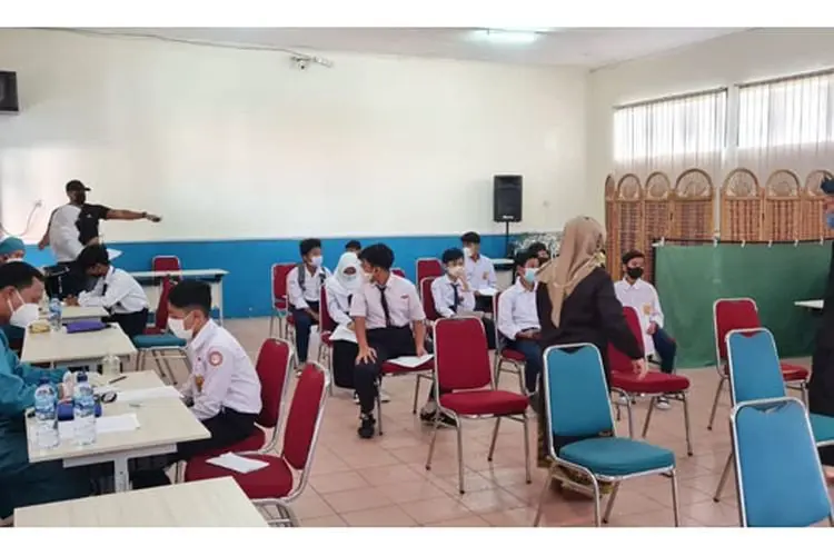 57 Siswa-siswi SMPN 49 Kota Bandung Divaksin Tahap Pertama