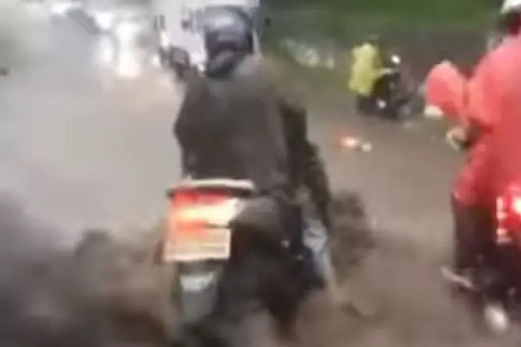 Viral! Pengendara NMAX Hanyut Terbawa Arus Banjir di Lembang, Begini Kronologisnya