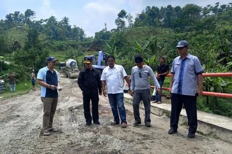 Lambat! Proyek Pembangunan Jalan Cigudeg-Kiarasari-Cisangku Senilai RP28 Miliar Diontrog Pejabat