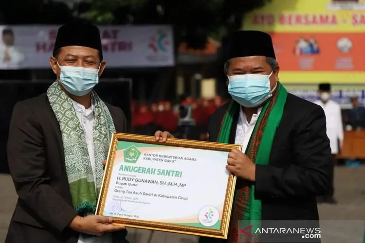 Bupati-Wabup Garut Dinobatkan Sebagai Orang Tua Asuh Santri