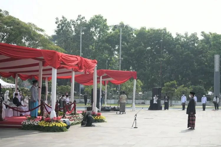 Kenakan Sarung, Ridwan Kamil Pimpin Upacara Peringatan Hari Santri