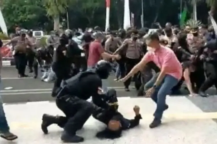 Masih Ingat Polisi 'Smackdown' yang Banting Mahasiswa? Begini Kelanjutan Proses Hukumnya...