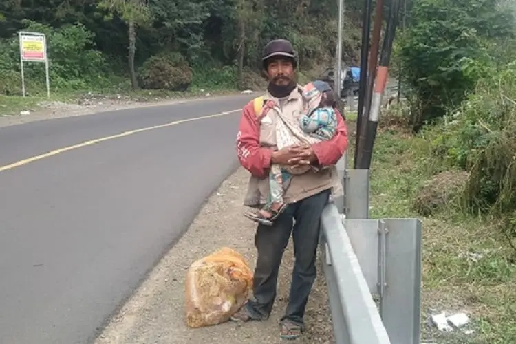 Konveksi Bangkrut, Pria di Rancabali Jadi Pemulung Sambil Gendong Anaknya 2 Tahun