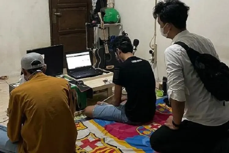 Ngutang Sejuta, Bayar Rp20 Juta, Ditagih Lagi Rp20 Juta, Pinjol Kos-kosan Ini Digerebek Polisi 