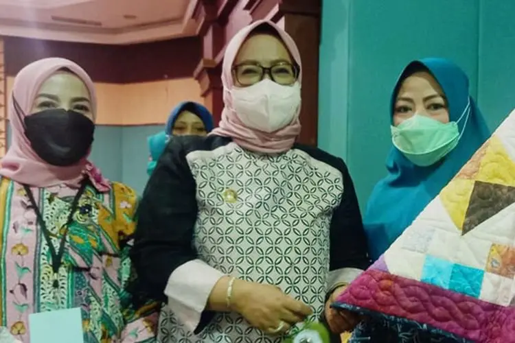 Rogoh Kocek Rp3,5 Juta dari Dompetnya, Ade Yasin Beli Selimut Limbah Konveksi Ini