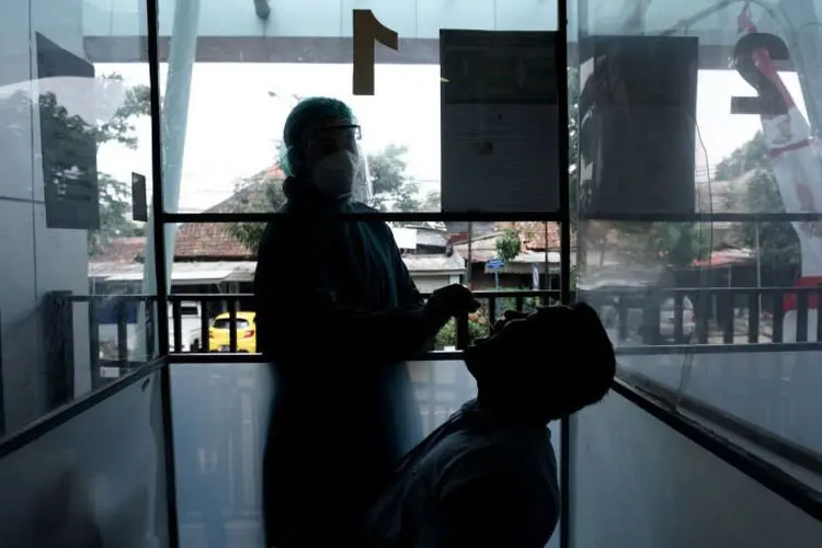 Foto: Rencana Wajib Tes PCR di Semua Moda Transportasi