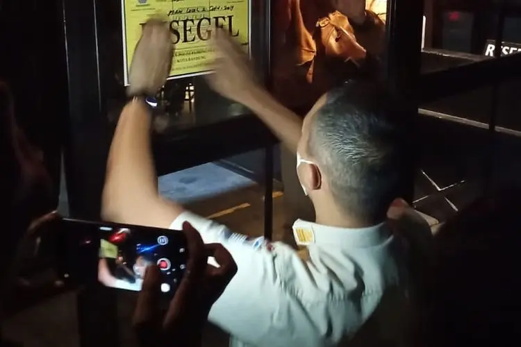 Tim Gabungan Kota Bandung Segel Empat Tempat Hiburan Malam dan Restoran, Ini Penyebabnya