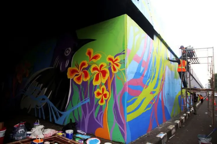 Foto: Pembuatan Mural di Bawah Jembatan Pasupati