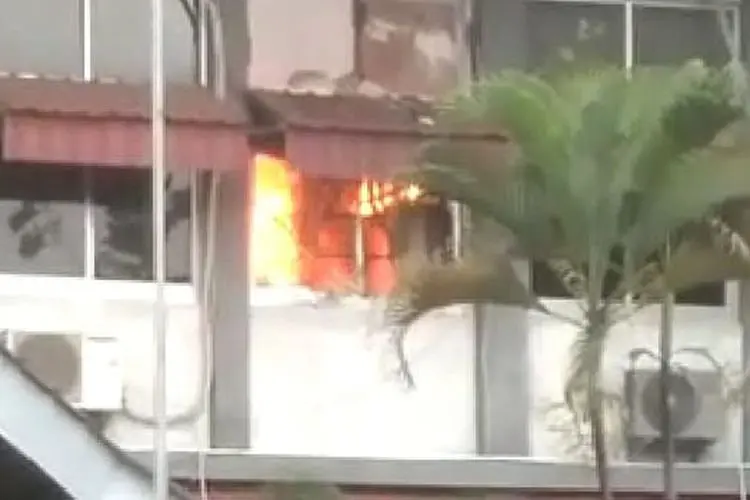 Kampus Unpak Terbakar, Enam Unit Damkar Kota Bogor Diterjunkan