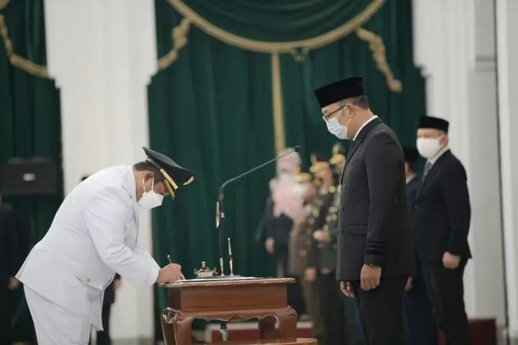 Ridwan Kamil Lantik Akhmad Marzuki sebagai Wabup Bekasi Sisa Masa Jabatan 2017-2022