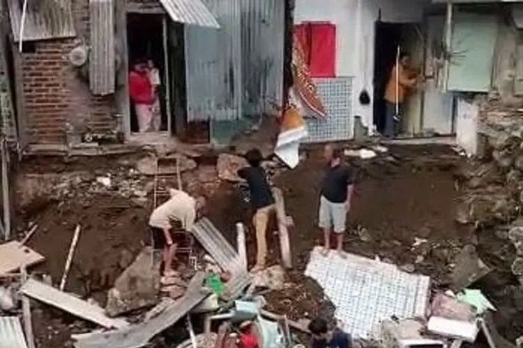 Kirmir Jebol, Empat Dapur Rumah di Babakan Dese Ambruk