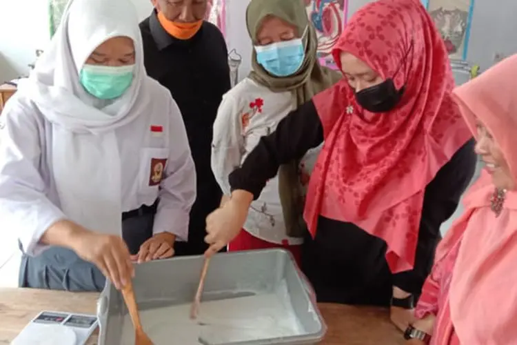 SMAN 27 Kota Bandung Gelar Pelatihan Pembuatan Sabun Padat dan Cair Ramah Lingkungan