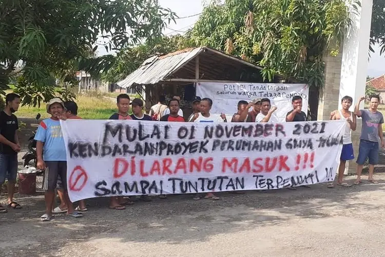 Warga Perumahan TCP Blokir Jalan, Kecewa Developer Tak Kunjung Penuhi Hak Mereka