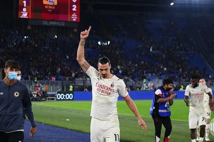 Ibrahimovic On Fire, 10 Pemain Milan Bungkam Roma, Rekor Mourinho Ambyar...