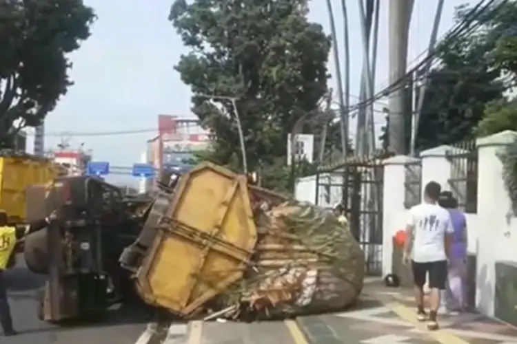 Viral! Truk Sampah di Bogor Terguling karena Kelebihan Muatan