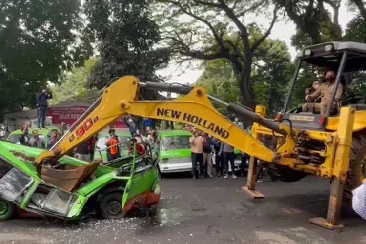 Bye-bye Angkot... Bima Arya Hancur-leburkan Angkot di Kota Bogor