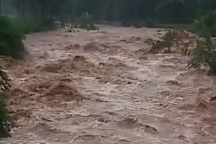 Curah Hujan Tinggi dan Kerusakan Gunung Kasur Akibatkan Banjir di Pameungpeuk Garut