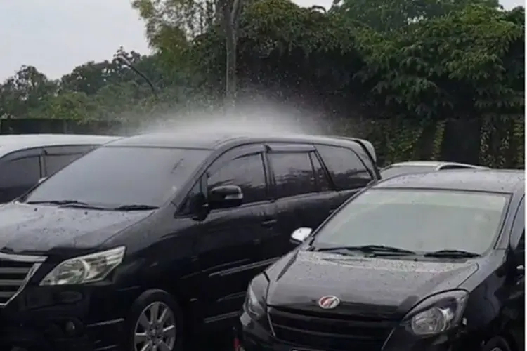 Aneh Bin Ajaib!  Hujan Lokal Hanya Guyur Satu Mobil, Netizen:  Bukti Allah Maha Kuasa 