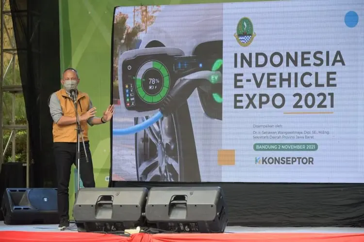  Pameran Kendaraan Listrik Pertama Digelar di Bandung
