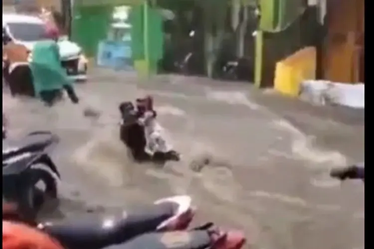 Menegangkan! Detik-detik Bocah Nyaris Terseret Arus Banjir di Jalan Raya Cihanjuang- Parongpong KBB