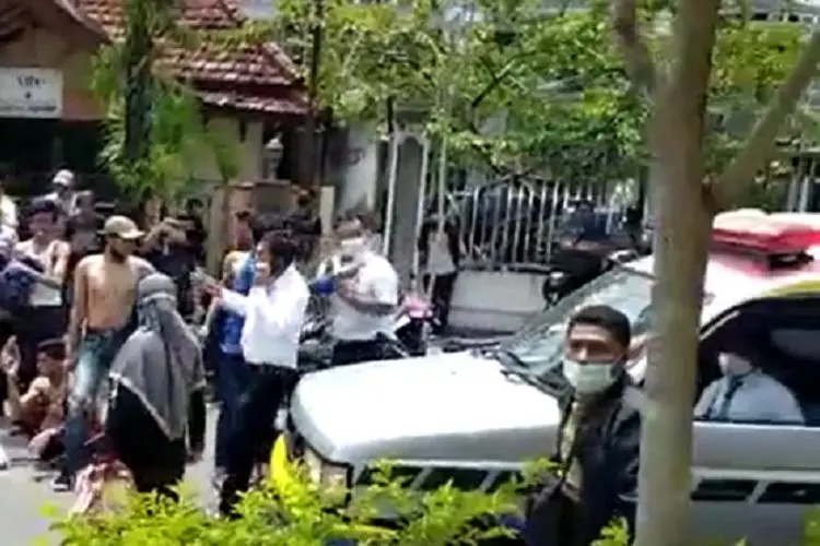 Viral Ambulans Teradang Pendemo, Buat Netizen Geram: Dipake Dikit Otaknya...
