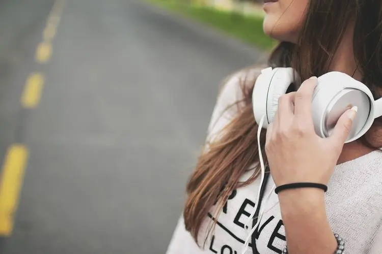 8 Manfaat Mendengarkan Musik, Salah Satunya Bisa Buat Lebih Bahagia