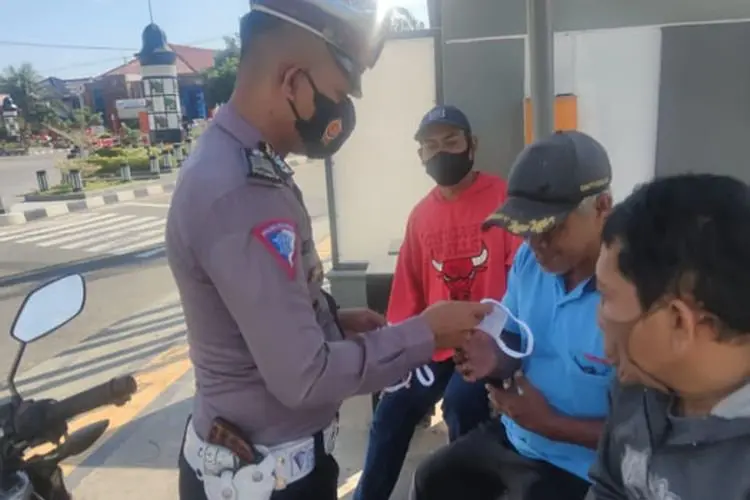 Polisi Terus Edukasi Soal Prokes di Majalengka Selama Masa PPKM
