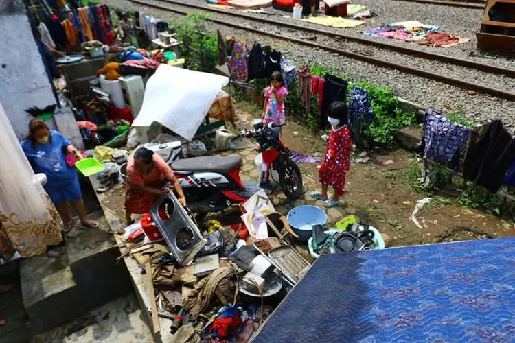 Foto: Warga Cilember-Cimahi Bersihkan Lumpur Sisa Banjir