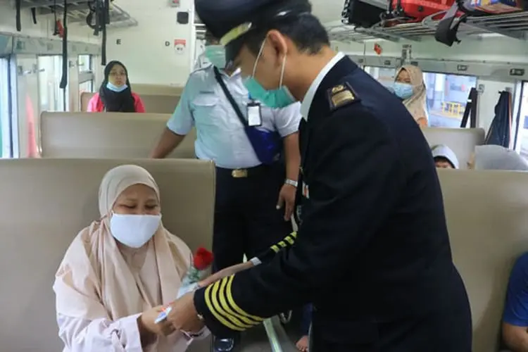 Sambut Hari Pahlawan, KAI Beri Voucher Gratis untuk Guru, Nakes, dan Veteran Naik KA Jarak Jauh