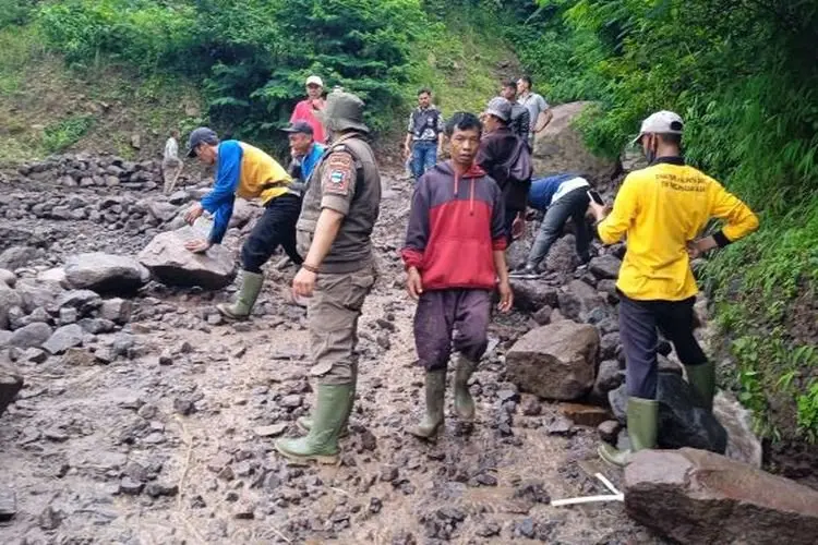 Curah Hujan Tinggi, Longsor Terjadi di Sejumlah Titik di Talegong