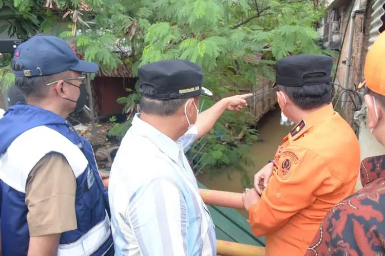 Wagub Uu Ruzhanul Ulum Tinjau Kali Cakung Penyebab Banjir 