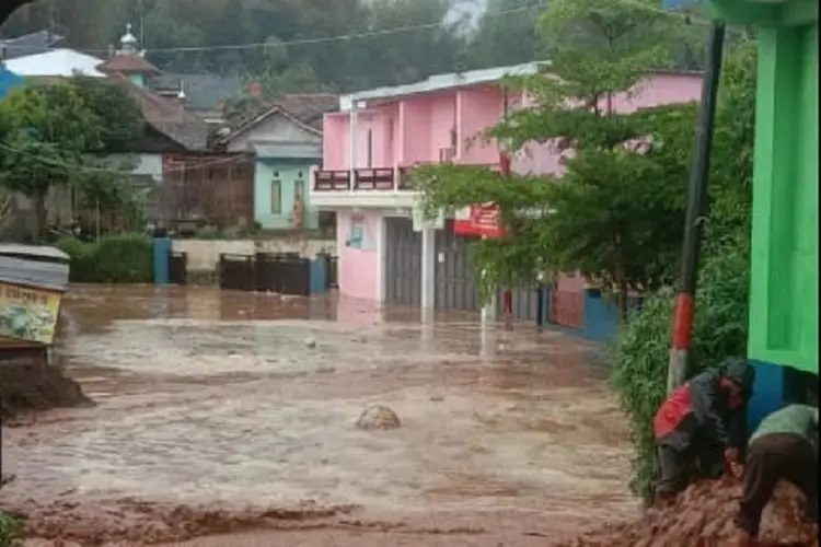 Puluhan Rumah Diterjang Banjir Lumpur, Camat Saguling Desak DPUTR Lakukan Langkah Ini
