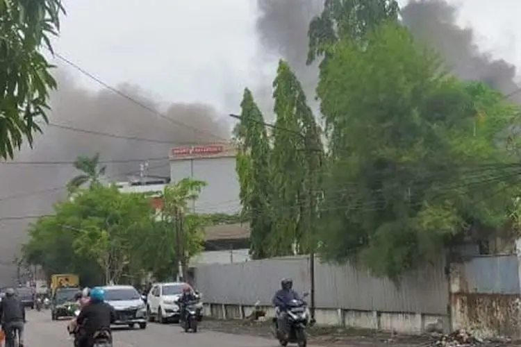 Warga Sekitar Ikutan Panik saat Kebakaran Pabrik Coklat di Dayeuhkolot