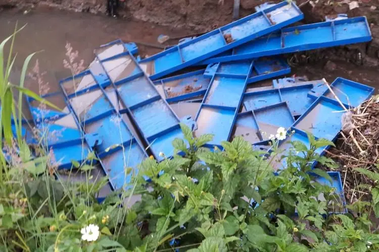 Breaking News! Puluhan Besi Bekisting Proyek KCJB Jatuh dari Ketinggian 20 Meter, Begini Kesaksian Warga