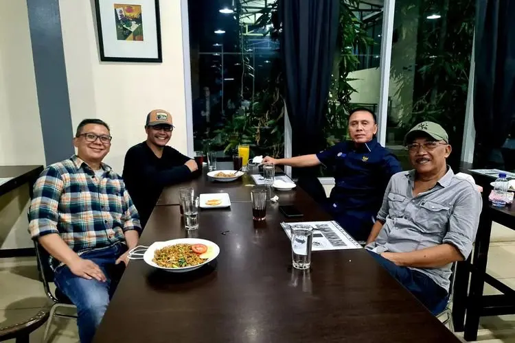Ramram Mukhlis Ramdani Terima Petuah Dari Iwan Bule Jelang Pemilihan Ketum Asprov PSSI Jabar Periode 2021-2025