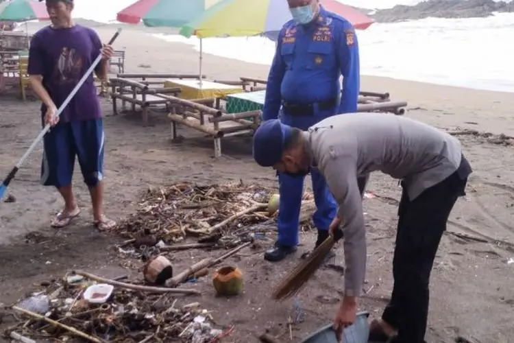 Bersih-bersih Pantai Demi Bangkitnya Wisata Pantai Sukabumi