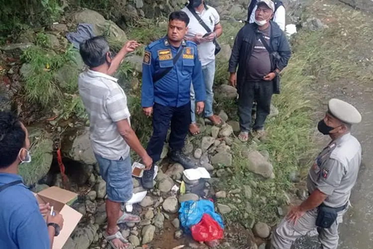 Diduga Dibuang, Mayat Bayi Lelaki dalam Kresek Ditemukan di Sungai Ciliwung
