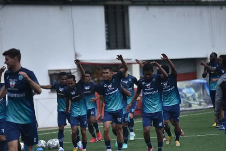 Victor Igbonefo dan Ezra Walian Gabung Timnas Indonesia, Robert Alberts Anggap Adil