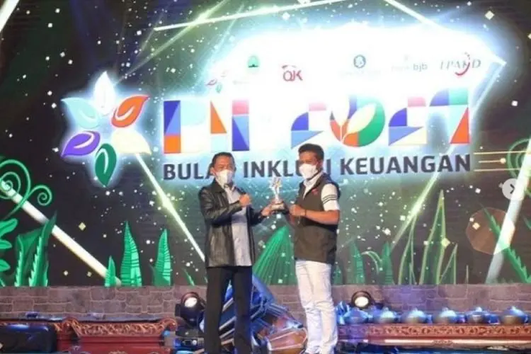  Percepatan Inklusi Keuangan, Bupati Bandung Terima Penghargaan