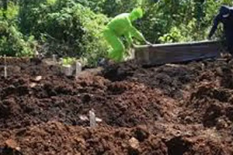 Akibat Hujan Deras Berintensitas Lama, Puluhan Makam di TPU Cikadut Ambles