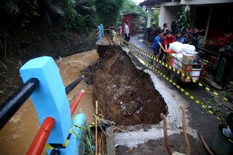 Foto: Kirmir Sungai di Cikutra Longsor