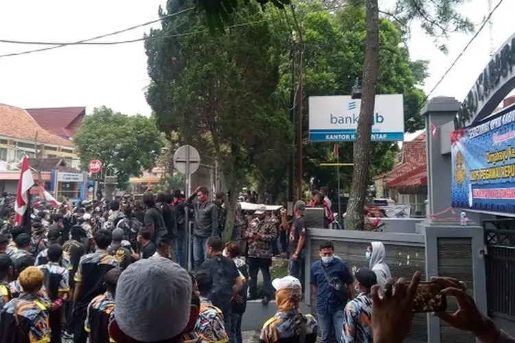Ratusan Massa Tuntut Rudy Gunawan dan Helmi Budiman Mundur dari Kursi Bupati-Wabut Garut