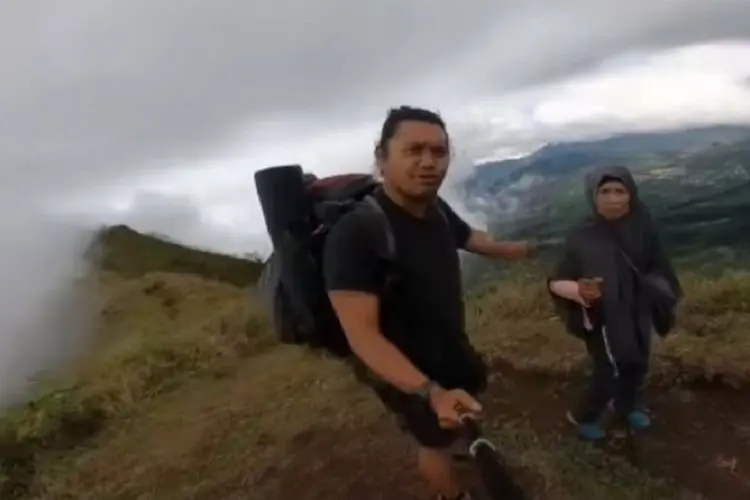 Viral Ibu Paruh Baya Naik Gunung Bareng Anaknya, Reaksi Netizen Bikin Ngakak