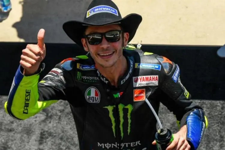 Mengenang Aksi Gila Valentino Rossi: Kencing di Pinggir Trek hingga Pakai Helm 'Viagra'