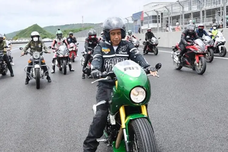 Wow, Begini Penampilan Presiden Jokowi Saat Jajal Sirkuit Mandalika